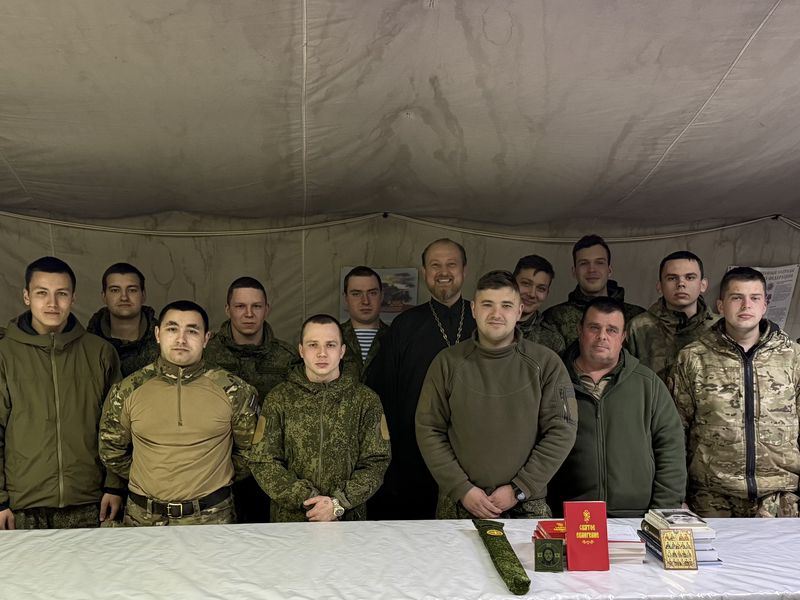 В преддверии Дня православной книги протоиерей Роман Амплеев встретился с военнослужащими