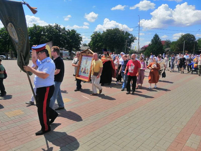 В день святых царственных страстотерпцев в городе Шахты прошел традиционный крестный ход