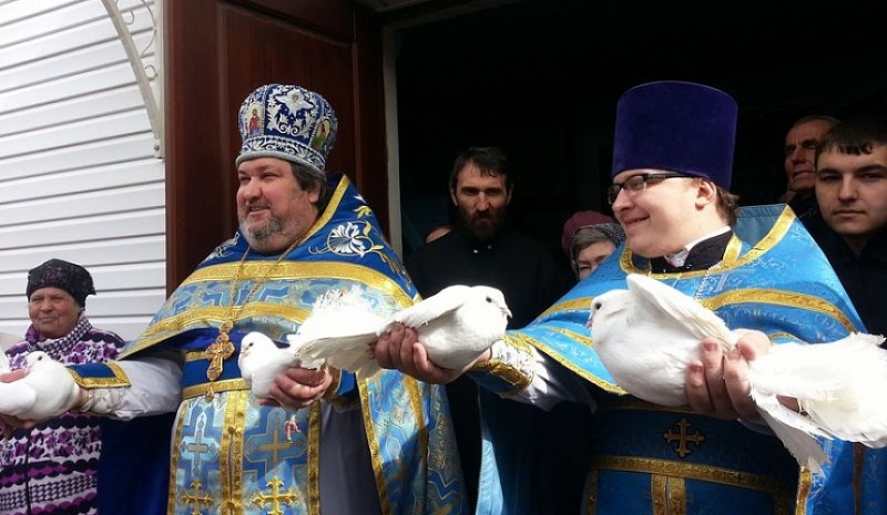 На праздник Благовещения Пресвятой Богородицы в Никольском храме города Шахты выпускали на волю птиц