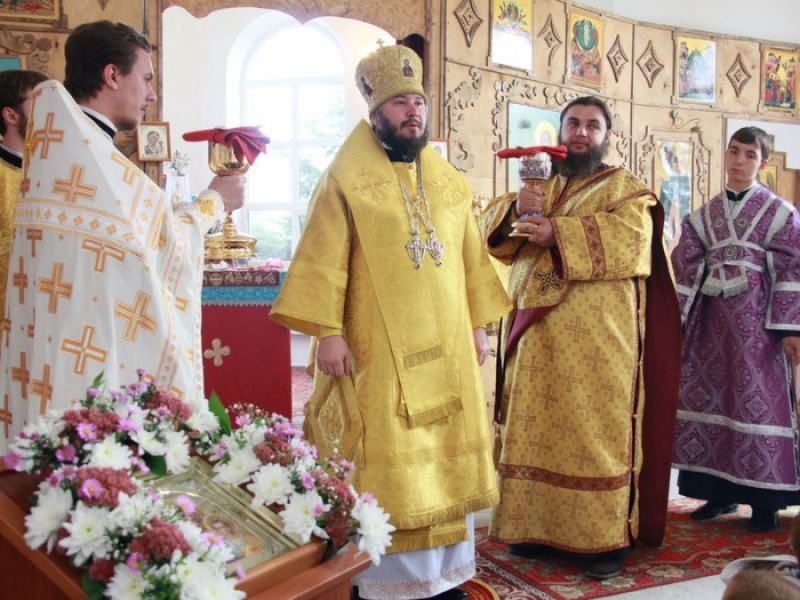 Преосвященнейший епископ Симон совершил Литургию в Державном храме г. Донецка