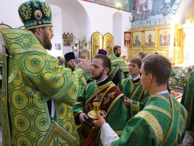 В канун праздника Святой Троицы правящий архиерей Шахтинской епархии епископ Игнатий совершил всенощное бдение в Покровском кафедральном соборе г. Шахты