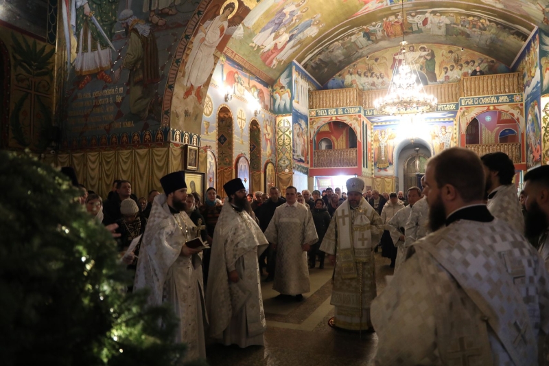 В ночь с 6 на 7 января в кафедральном соборе Покрова Пресвятой Богородицы встретили Рождество Христово