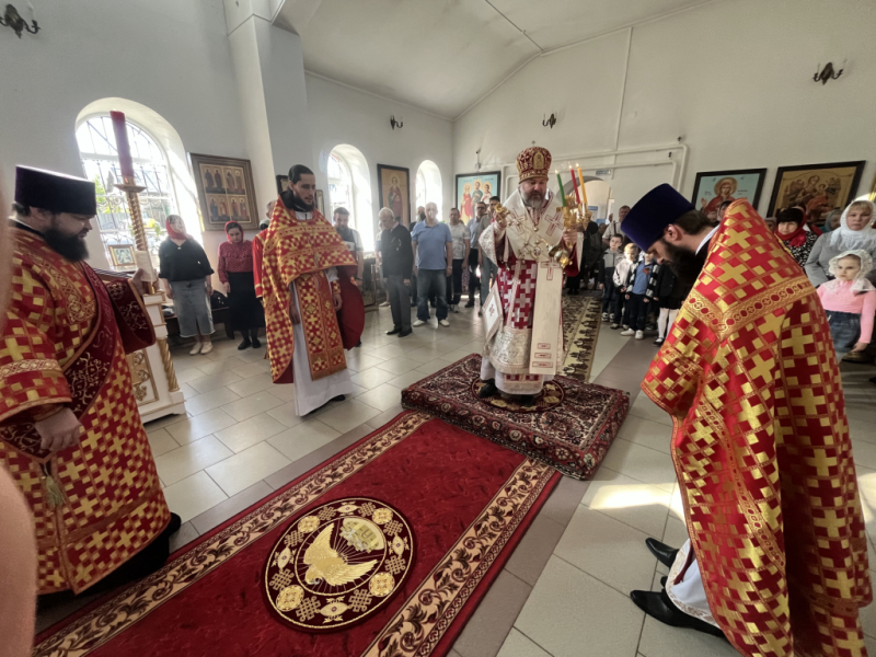В пятницу Светлой седмицы Преосвященнейший епископ Симон совершил Божественную литургию в храме Святой Троицы города Каменск-Шахтинский