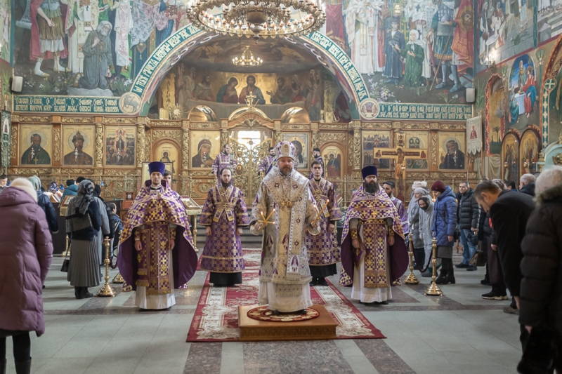 В Неделю Торжества Православия Преосвященнейший епископ Симон совершил Литургию в Покровском кафедральном соборе города Шахты