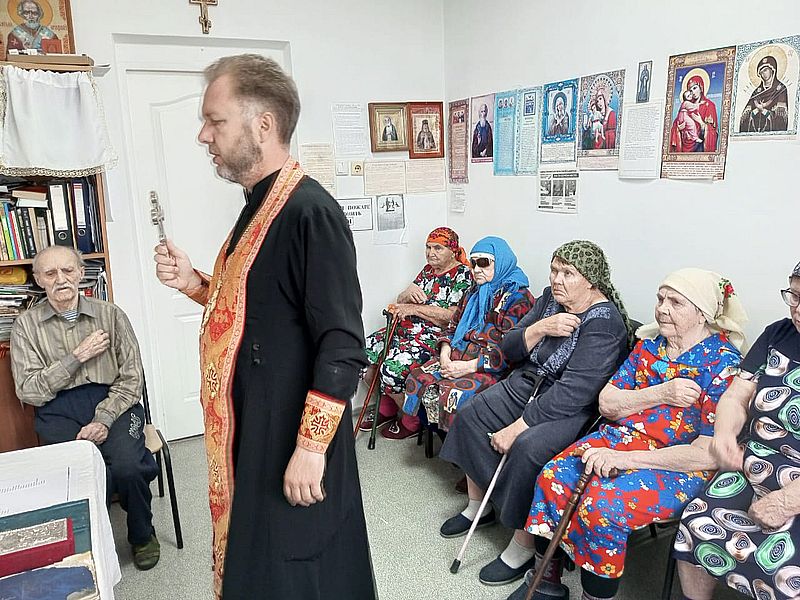 Беседа в доме престарелых поселка Садовый