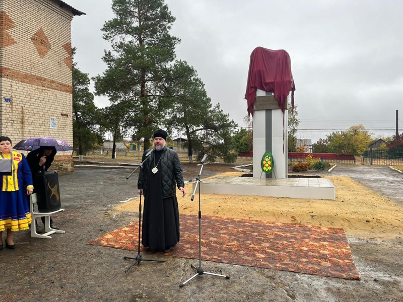 Преосвященнейший епископ Симон принял участие в открытии памятника в честь казаков Фёдора Подтелкова и Михаила Кривошлыкова в селе Верхнесвечниково Кашарского района