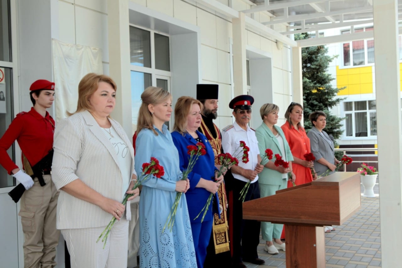 В гимназии №20 поселка Каменоломни открыли мемориальную доску Герою Советского Союза С.С. Станчеву