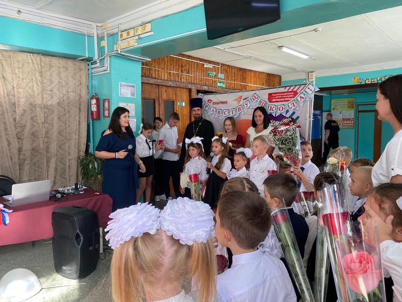 Иерей Иоанн Трофимов принял участие в школьной линейке