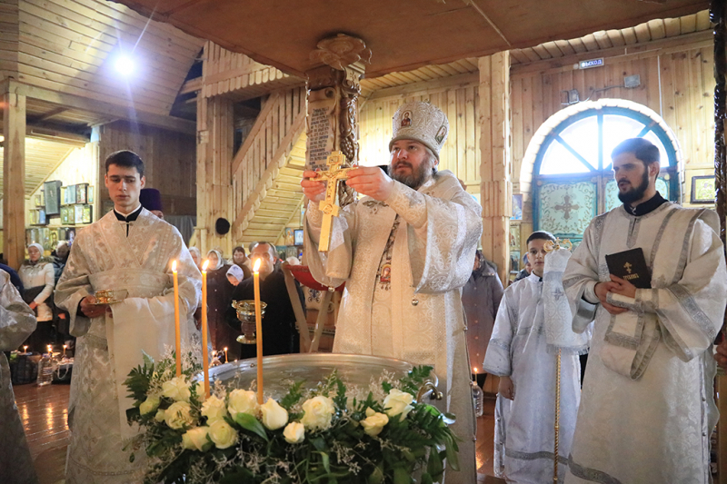 В Крещенский сочельник епископ Шахтинский и Миллеровский Симон совершил богослужение в храме святителя Николая г. Новошахтинска