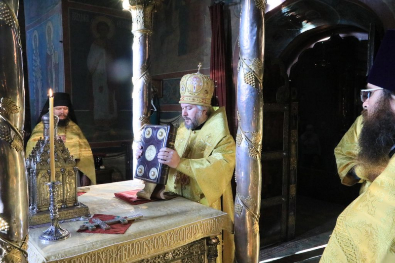 Преосвященнейший епископ Симон совершил Божественную литургию в Троицком соборе Свято-Троицкой Сергиевой Лавры