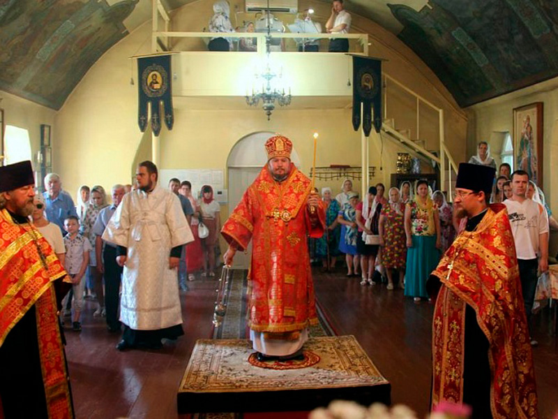 Правящий архиерей Шахтинской епархии Преосвященнейший епископ Симон совершил всенощное бдение в храме Пантелеимона Целителя пос. Глубокий