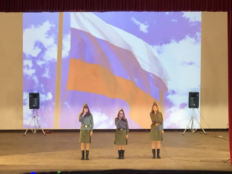 Праздник «Жизнь – Родине, Честь – никому!», посвященный дню призывника прошел в г. Новошахтинске. Поздравил призывников протоиерей Роман Амплеев