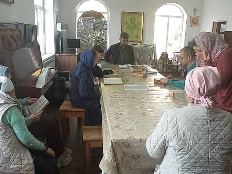Очередные беседы по Священному Писанию прошли при Никольском храме поселка Аютинского