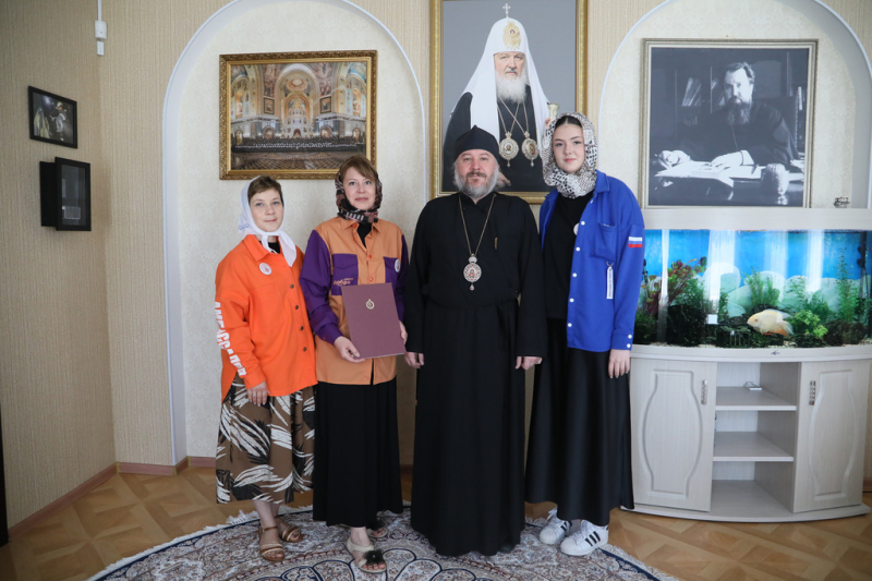 Преосвященнейший епископ Симон и директор АНО «ФИНИСТ» Т.В. Зуева подписали соглашение о сотрудничестве между Шахтинской епархией и организацией