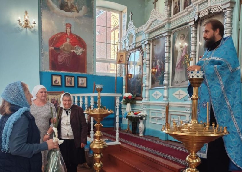 С 85-летием поздравили старейшую прихожанку храма Архистратига Михаила поселка Каменоломни