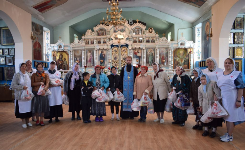В храме Архистратига Михаила пос. Каменоломни прошла благотворительная акция, в ходе которой семьям, находящимся в трудной жизненной ситуации, были розданы продукты