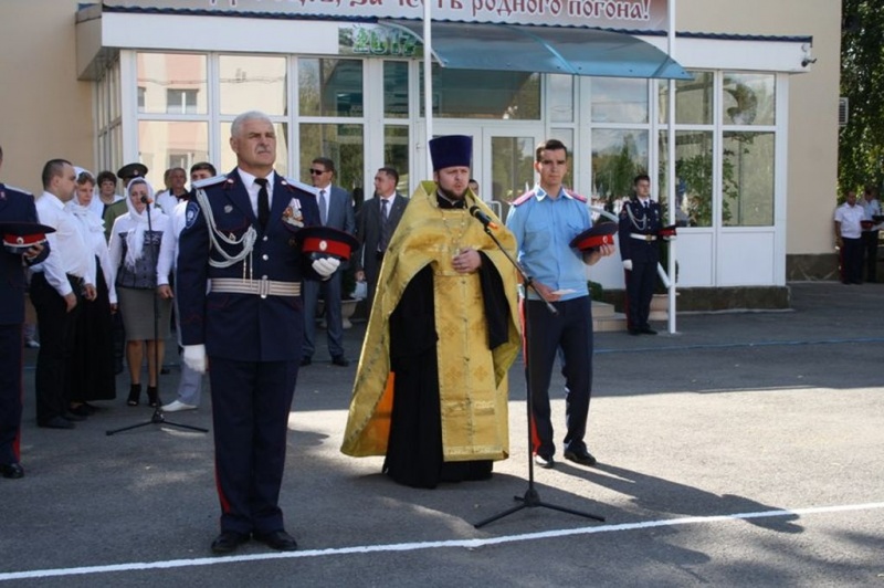 В г. Шахты прошла торжественная церемония вручения переходящего знамени Президента РФ Казачьему кадетскому корпусу имени генерала Я.П. Бакланова
