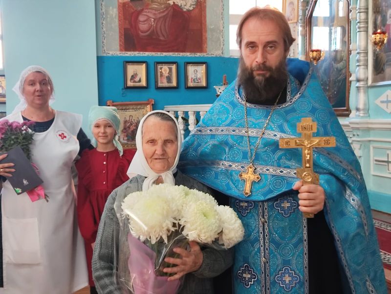 В храме Архистратига Михаила поселка Каменоломни, поздравили прихожанку с 90-летием