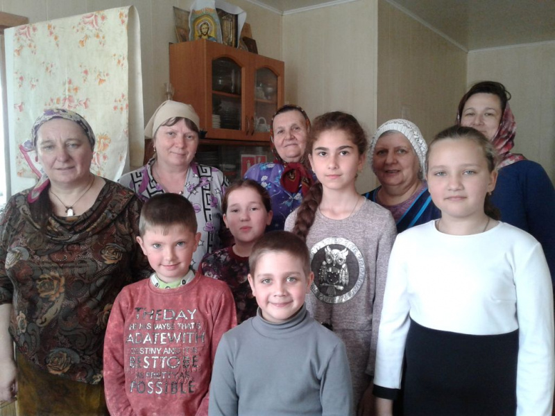 В храме Успения Пресвятой Богородицы Донецкого благочиния с праздником Днем жен-мироносиц поздравили прихожанок
