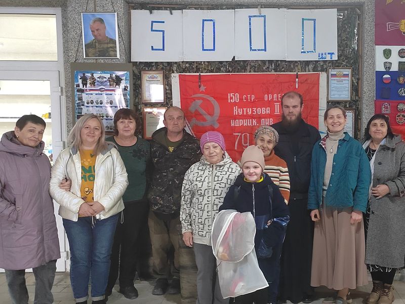 Помощник благочинного Александровск-Грушевского округа передал гуманитарную помощь от Покровского кафедрального собора