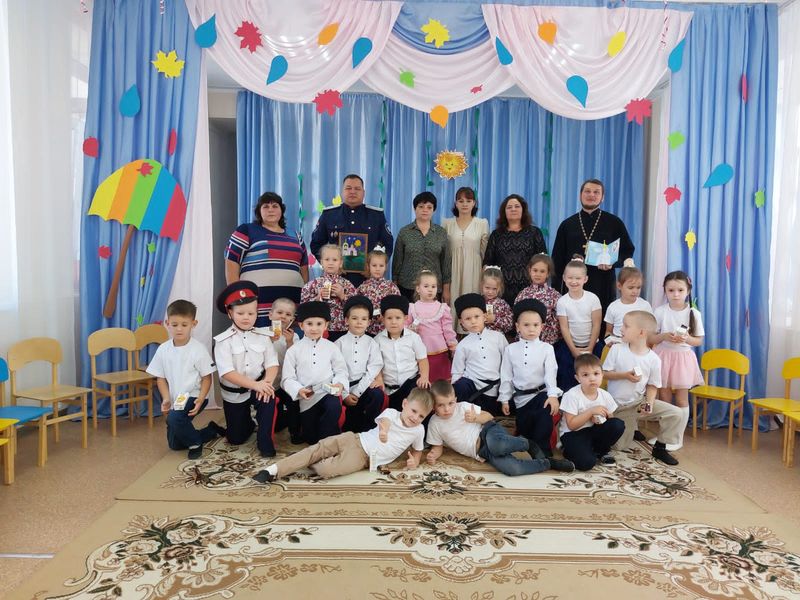 Иерей Александр Левчик посетил юных казачат детского сада станицы Боковской