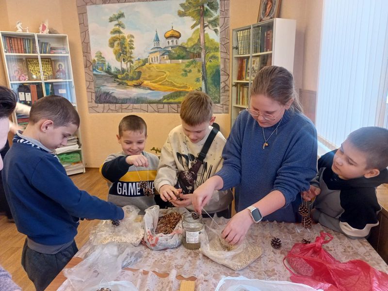Воспитанники воскресной школы Донецка помогают птицам пережить зиму