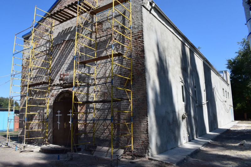 В храме святого великомученика Пантелеимона г. Шахты подходят к завершению ремонтно-восстановительные работы по отделке наружных стен