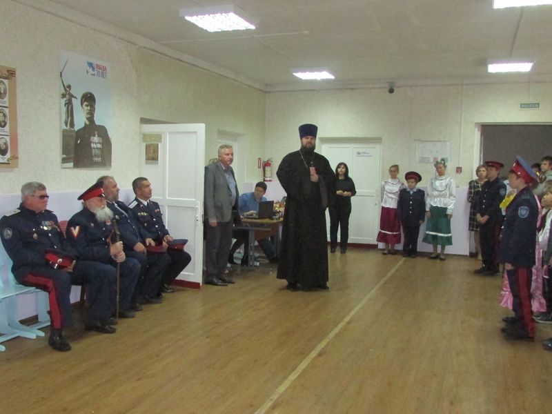 Иерей Антоний Грогуленко принял участие в торжественной линейке в школе № 2 г. Каменск-Шахтинский, посвященной празднику Покрова Пресвятой Богородицы