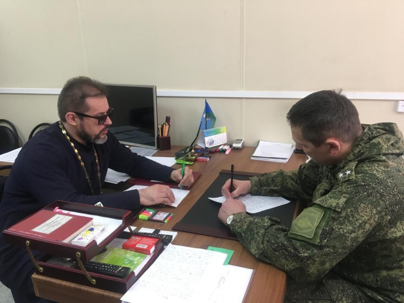 Иерей Евгений Поцелуев провел рабочую встречу с командованием 68 танкового полка