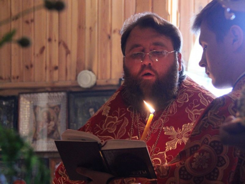 В канун празднования дня памяти Святителя Николая, Мир Ликийских Чудотворца епископ Игнатий совершил всенощное бдение в Никольском храме г. Новошахтинска