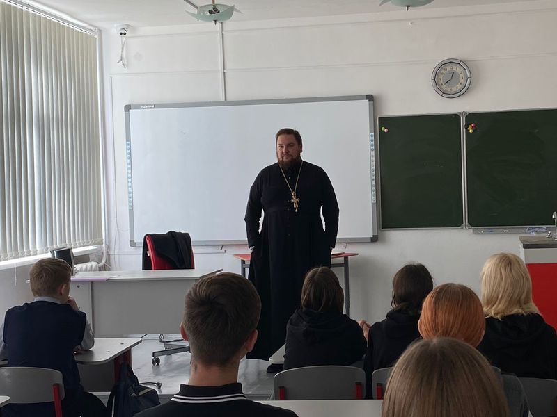 Благочинный приходов Донецкого округа посетил МБУ СОШ №20