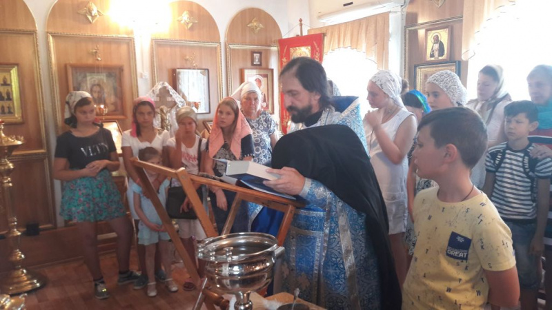 Настоятель храма святой равноапостольной княгини Ольги п. Горный иеромонах Арсений (Алимов) отслужил молебен на начало нового учебного года