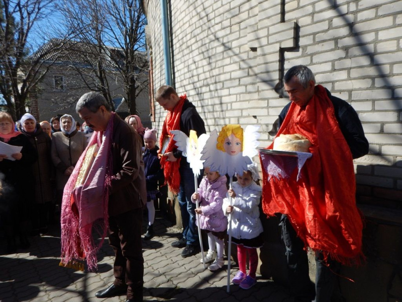 В понедельник Светлой седмицы после Божественной литургии прихожане храма свт. Николая х. Гуково прошли пасхальным крестным ходом