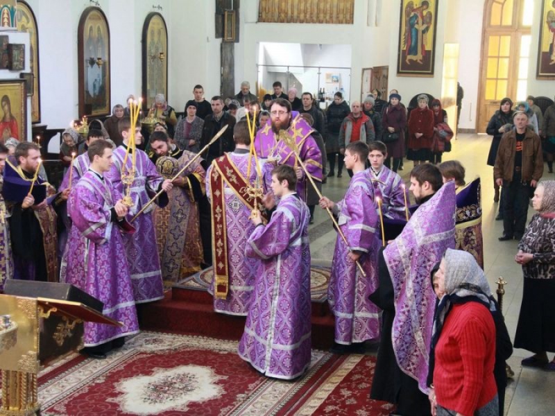 Накануне праздника Торжества Православия епископ Игнатий совершил Всенощное бдение в Покровском кафедральном соборе г. Шахты