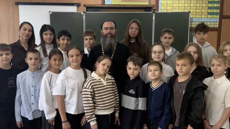 Священник посетил МБОУ СОШ № 22 и рассказал о празднике Покрова Пресвятой Богородицы