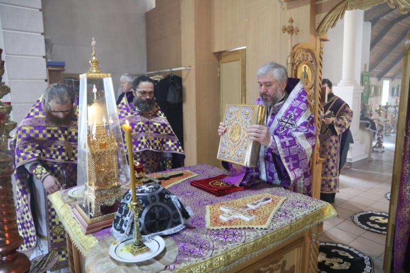 Преосвященнейший епископ Симон совершил Литургию Преждеосвященных Даров в храме святого Георгия Победоносца Покровского мужского монастыря слободы Верхнемакеевка