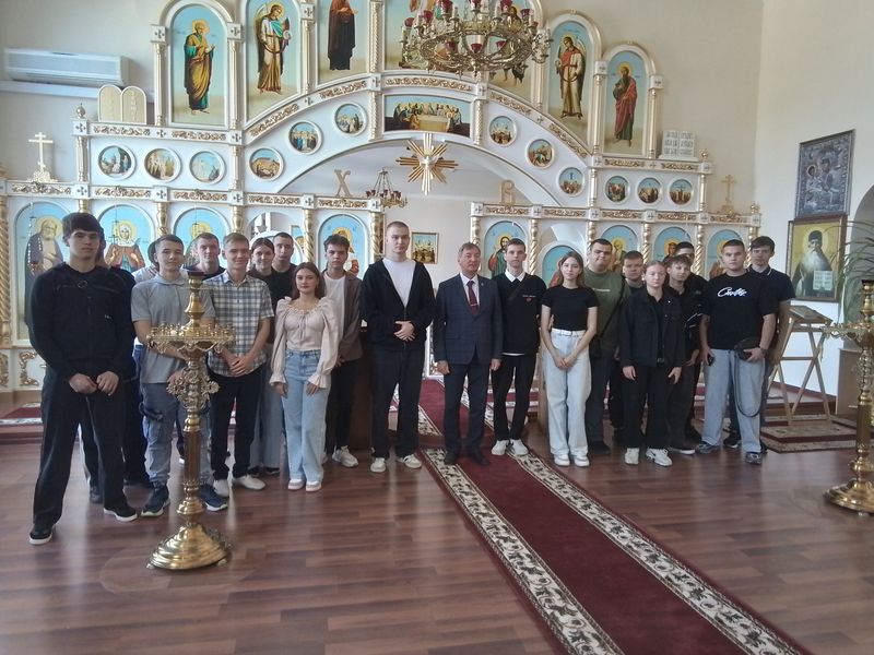 Знакомство первокурсников с историей домового храма вуза и деятельностью студенческого научного кружка «Православный Восток»