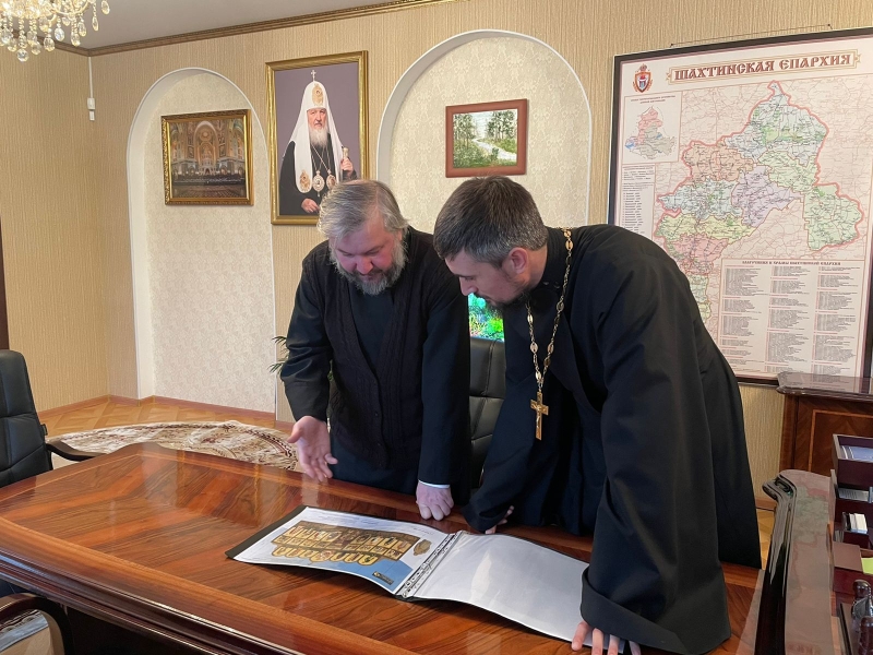 Правящий архиерей Шахтинской епархии провел совещание с настоятелем храма святителя Николая пос. Аюта по вопросу замены временного иконостаса