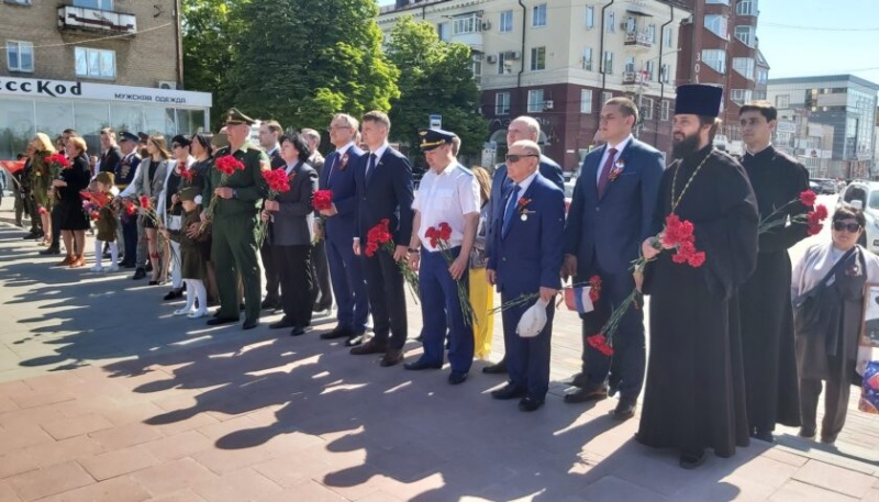 9 мая протоиерей Сергий Яценко возложил цветы к монументу памяти воинов Великой Отечественной войны
