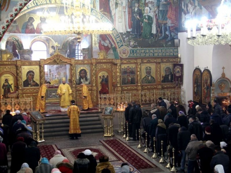 Правящий архиерей Шахтинской епархии, Преосвященнейший епископ Симон, совершил Божественную литургию в Покровском соборе кафедрального города Шахты