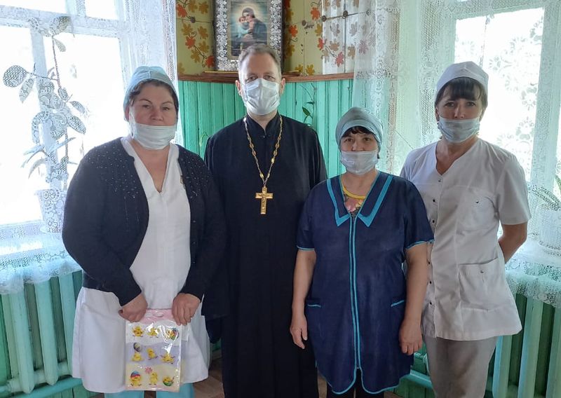 Священник поздравил с Пасхой Христовой сотрудников и постояльцев хосписа х. Красный