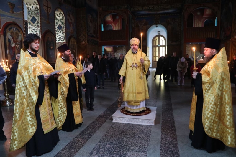 Всенощное бдение в Покровском кафедральном соборе города Шахты накануне Недели о Страшном Суде