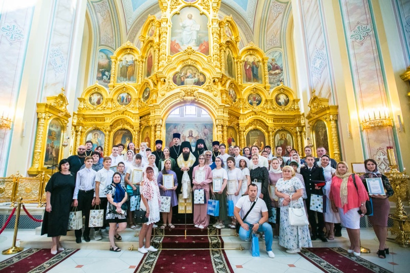 Епископ Артемий наградил школьников-победителей Первого (регионального) этапа межрегиональных конкурсов в ЮФО