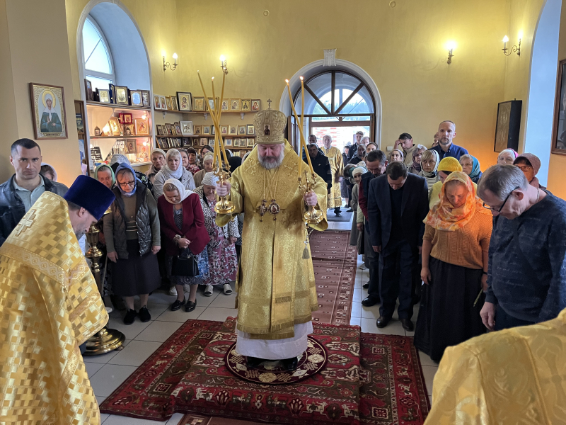 Епископ Симон совершил Божественную литургию в храме святителя Николая слободы Родионово-Несветайской