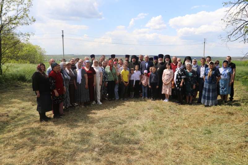Преосвященнейший епископ Симон вместе с фермерами помолился о благополучии урожая на донских полях