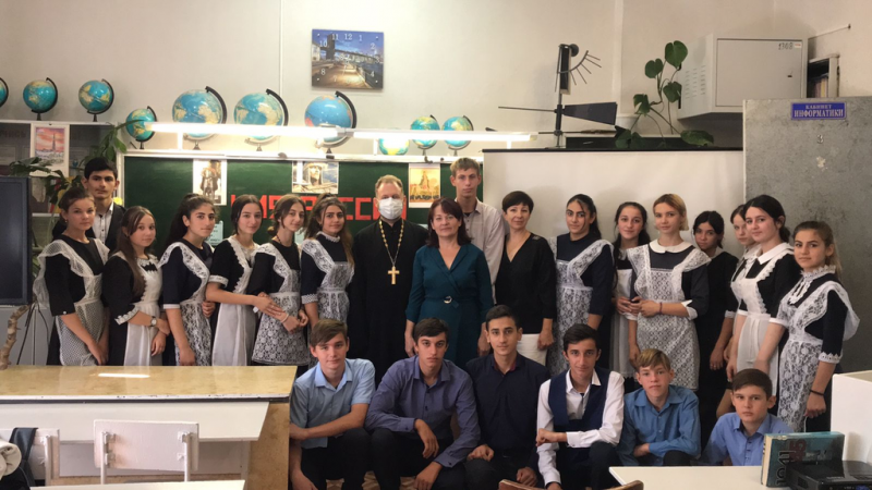 Протоиерей Роман Мясников принял участие в открытом уроке ОПК в школе пос. Отрадный