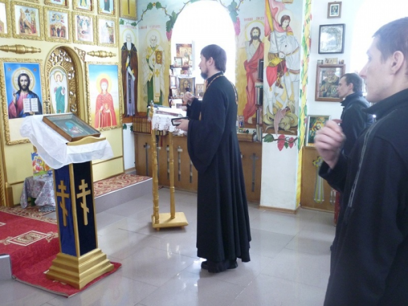 Иерей Иоанн Трофимов в святочные дни посетил осужденных в колонии УЧ389/9