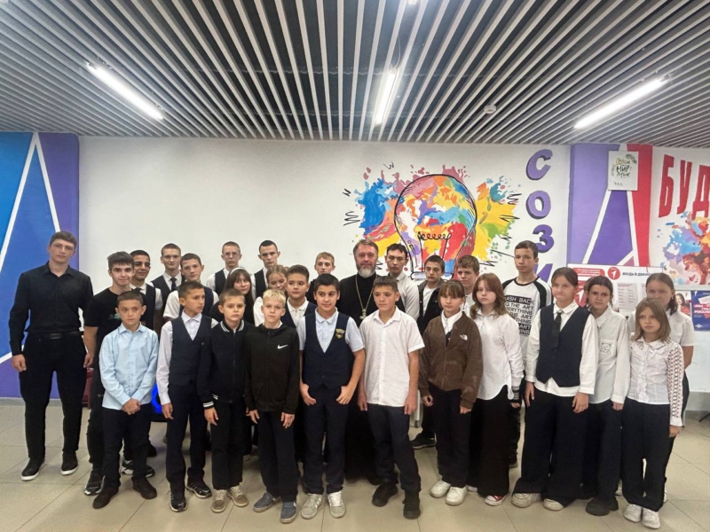 В муниципальном молодежном Центре станицы Багаевской прошла встреча настоятеля прихода храма святителя Николая и учащейся молодежи казачьих школ