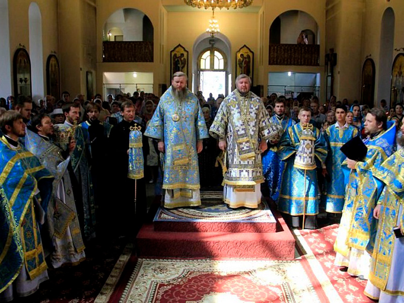 В главном храме Шахтинской епархии архиереи двух братских государств молитвенно почтили память участников Поместного Собора 1917-1918 гг.