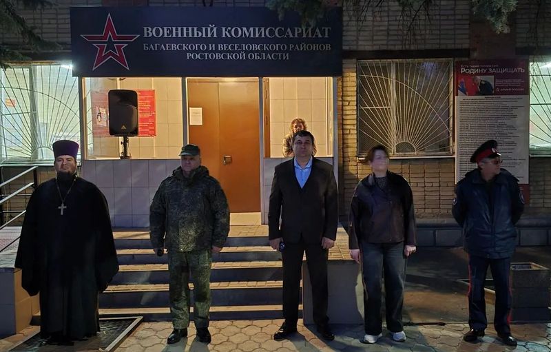 Священник принял участие в торжественной отправке призывников срочной службы в ОВК Багаевского района